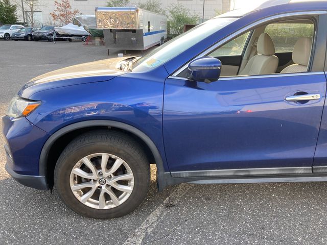 2017 Nissan Rogue photo 2 of 14