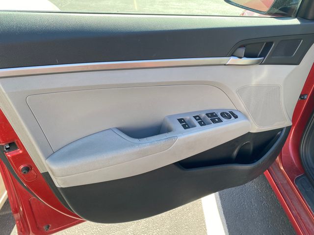 2019 HYUNDAI Elantra photo 16 of 20
