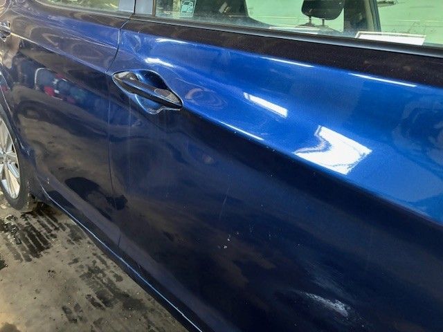 2016 HYUNDAI Elantra photo 13 of 22