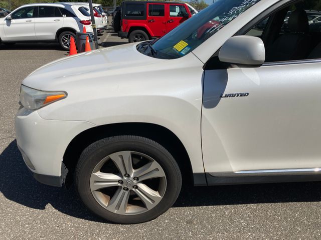 2013 Toyota Highlander photo 2 of 12
