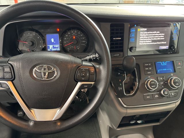 2016 TOYOTA Sienna photo 8 of 8