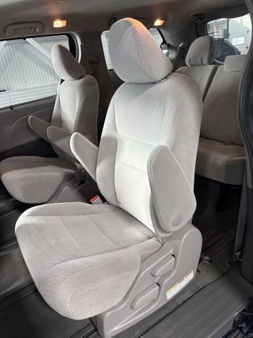 2016 TOYOTA Sienna photo 7 of 8