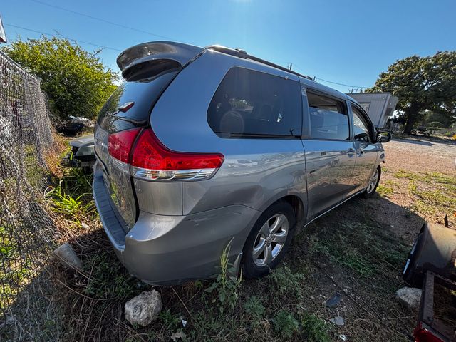 2013 TOYT Sienna photo 3 of 4