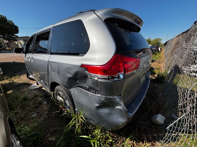 2013 TOYT Sienna photo 4 of 4