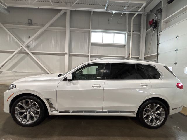 2020 BMW X7 photo 2 of 8