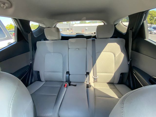 2017 HYUNDAI Santa Fe photo 18 of 20