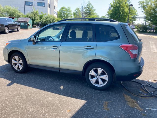2015 SUBARU Forester photo 2 of 12