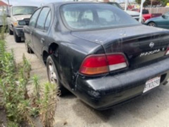 1998 Nissan Maxima photo 2 of 4
