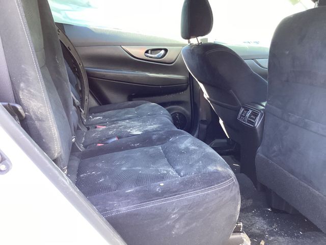 2016 NISSAN Rogue photo 15 of 24