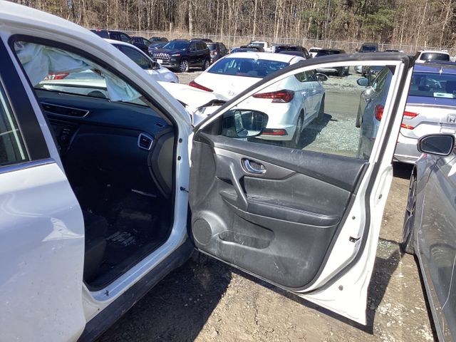 2016 NISSAN Rogue photo 10 of 24