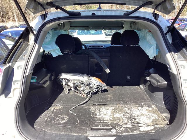 2016 NISSAN Rogue photo 16 of 24