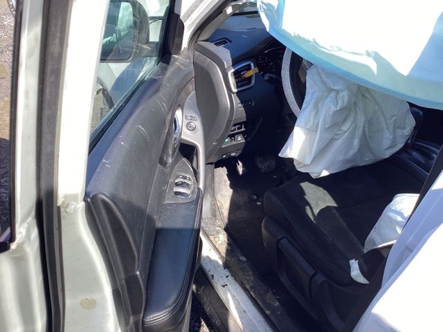 2016 NISSAN Rogue photo 18 of 24