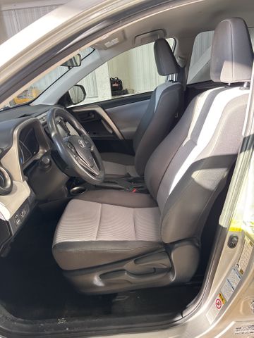2015 Toyota RAV4 photo 6 of 8