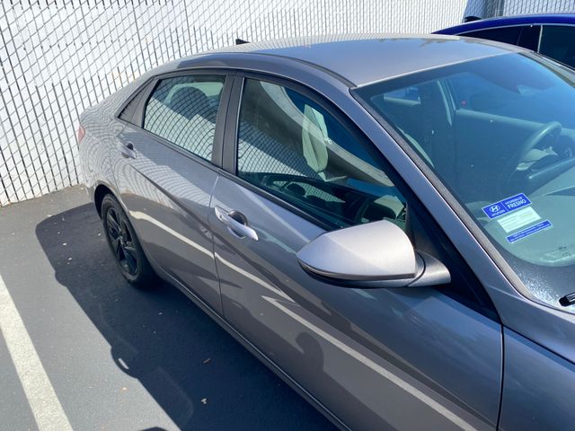 2023 HYUNDAI Elantra photo 12 of 19