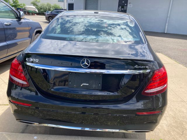 2017 Mercedes-Benz E-Class photo 3 of 12