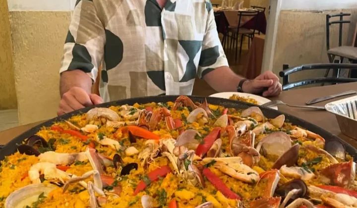 Paella servida en una sartén grande