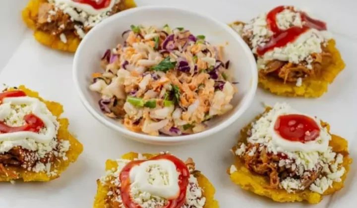 Tostones maracayeros con topping y salsa.