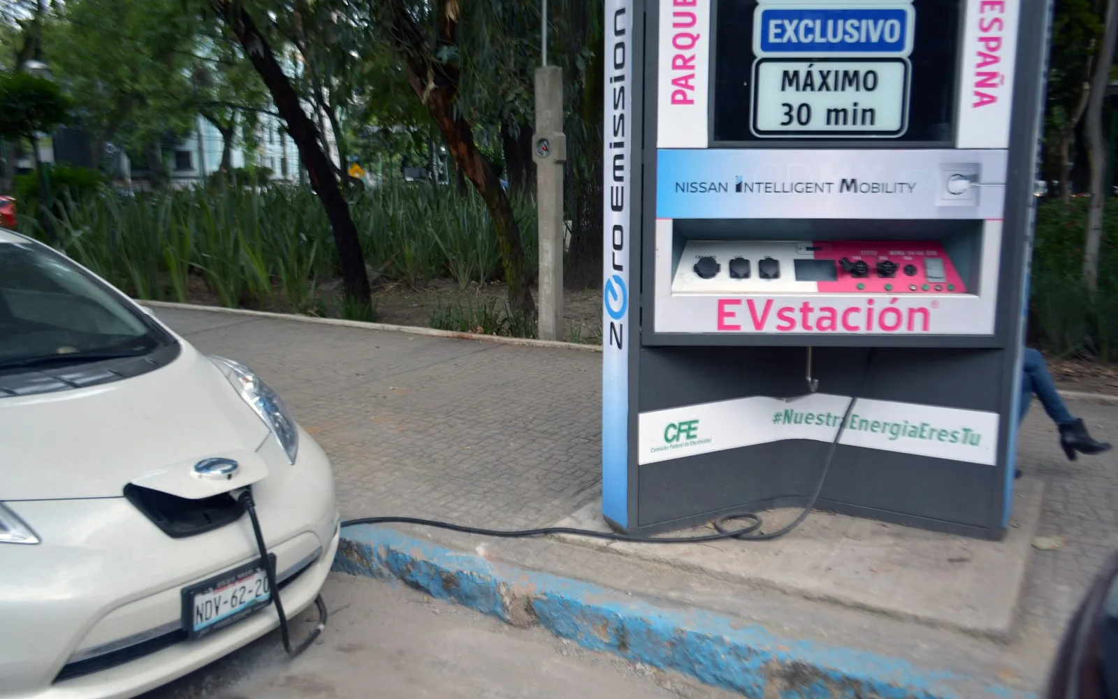 Nissan Leaf cargando en una estación de carga de la CFE en el Parque España, Ciudad de México