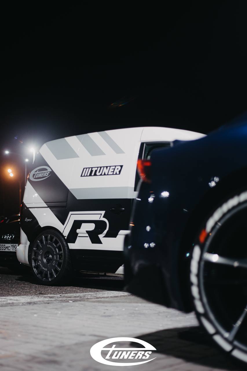 Tuning gathering on Minsk highway: discussing modifications and improvements