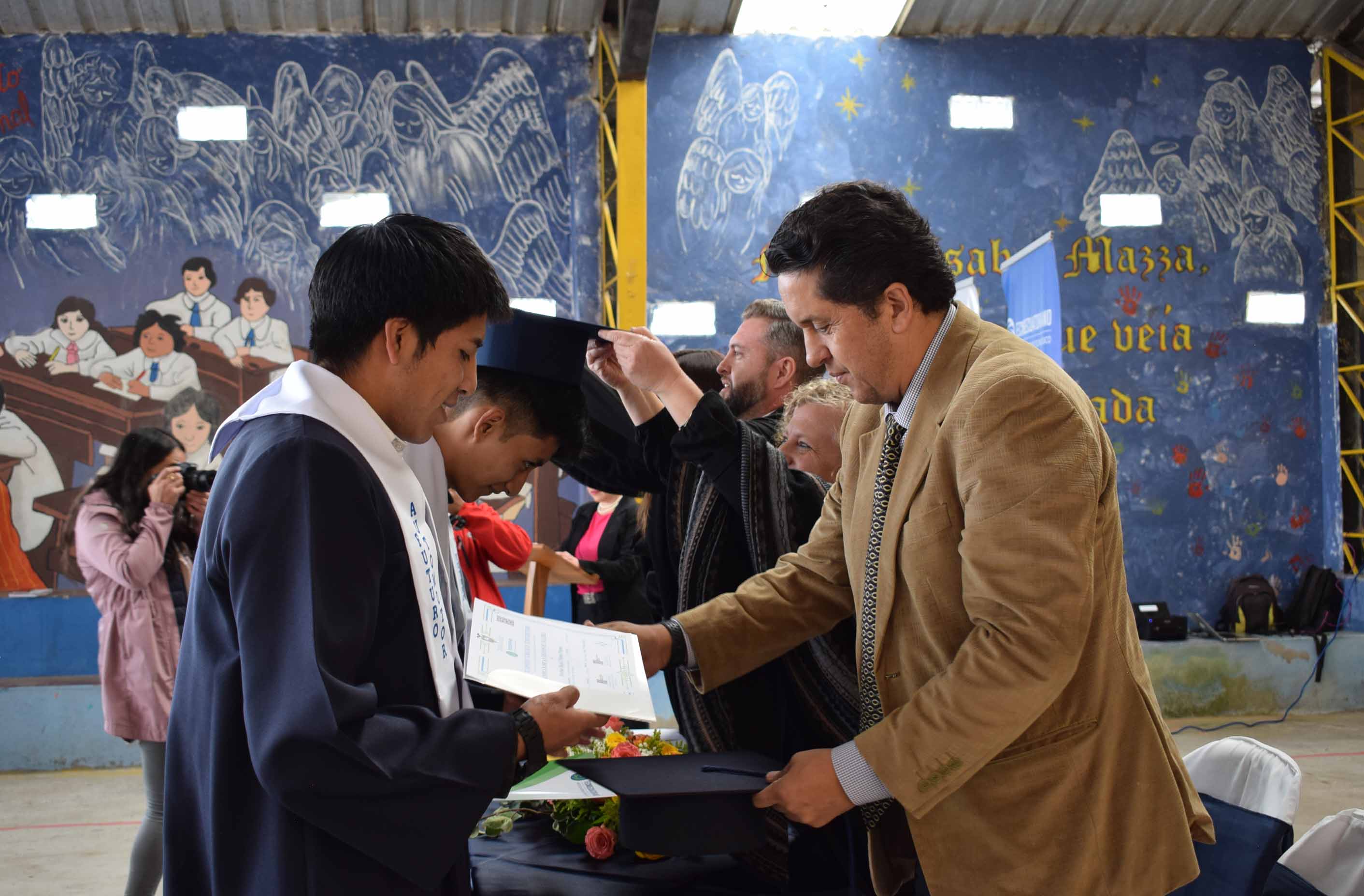 10 JÓVENES DE SECTORES VULNERABLES  DE QUITO SE GRADUARON EN MECÁNICA BÁSICA