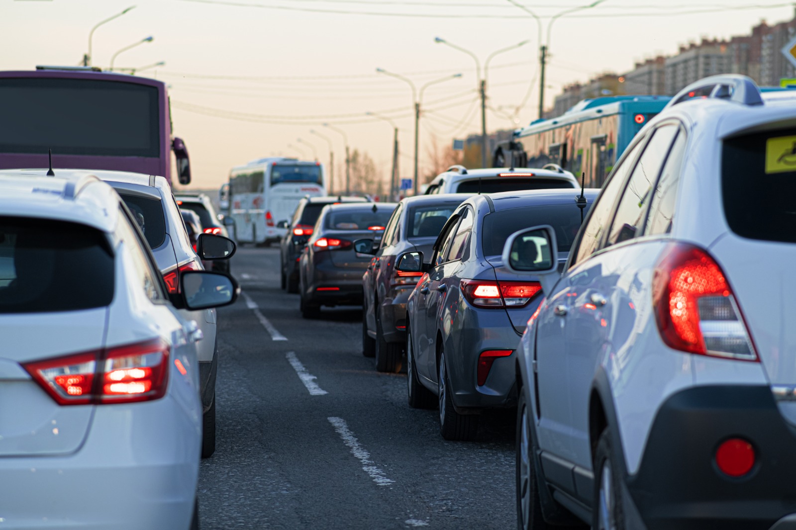 TRÁFICO INTENSO: ¿QUÉ PASA CON EL MOTOR CUANDO PASAMOS HORAS ENTRE FRENADAS Y ARRANQUES?