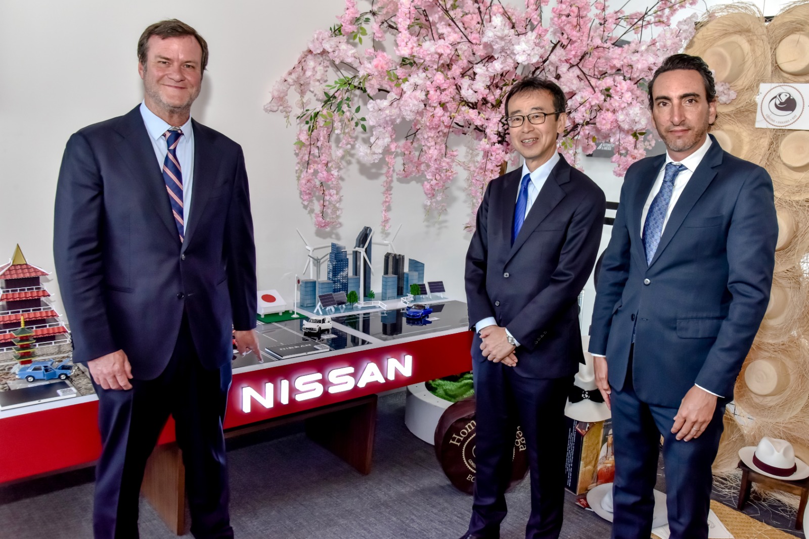NISSAN RECIBE LA VISITA DEL EMBAJADOR DE JAPÓN
