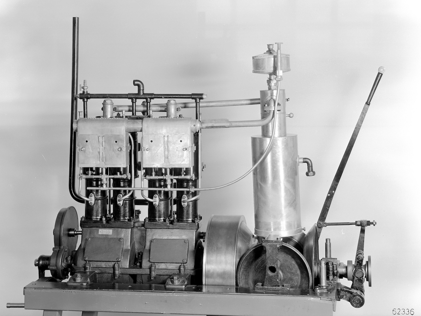 EL PRIMER MOTOR DE CUATRO CILINDROS CUMPLE 130 AÑOS