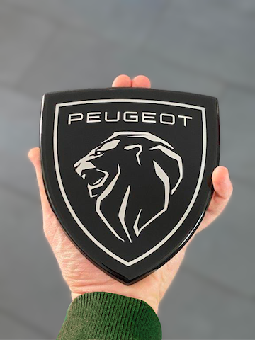 LOS SECRETOS TECNOLÓGICOS DEL  NUEVO EMBLEMA DE PEUGEOT