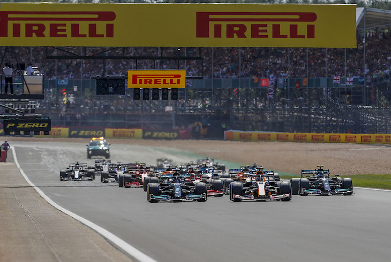 HAMILTON GANA EN SILVERSTONE  TRAS CHOCAR CON VERSTAPPEN