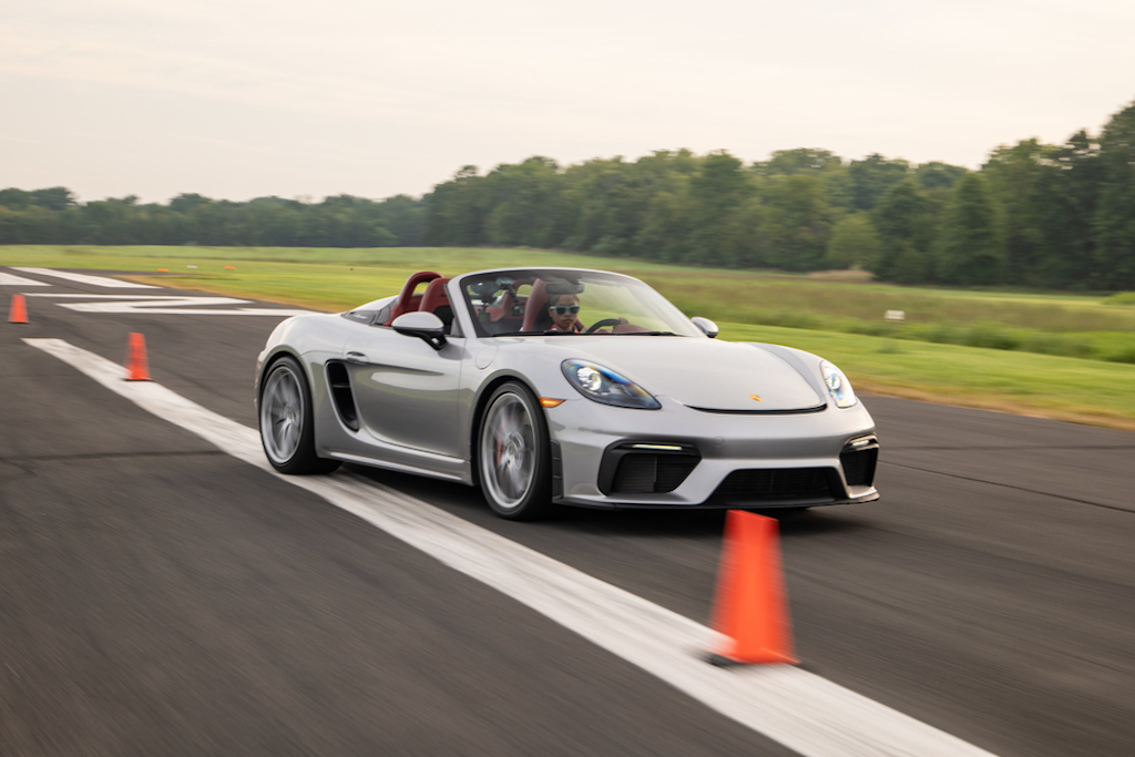 CHLOE CHAMBERS LOGRA HAZAÑA AL VOLANTE  DE UN PORSCHE 718 SPYDER