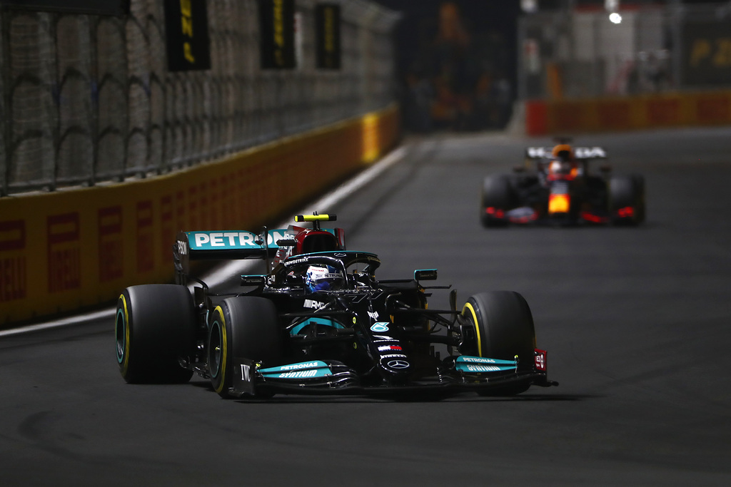 HAMILTON SE LLEVA UN ACCIDENTADO GP DE ARABIA SAUDITA