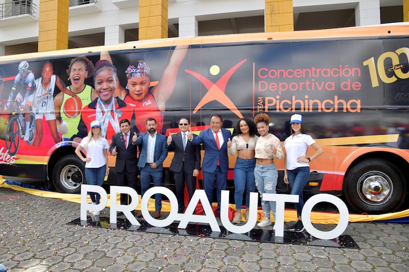 CORP. PROAUTO ENTREGA BUS A CONVENTRACIÒN DEPORTIVA DE PICHINCHA