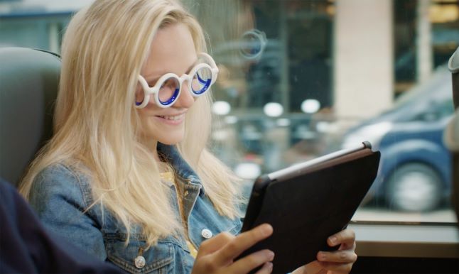 GAFAS QUE PONEN REMEDIO A MAREOS EN EL AUTO