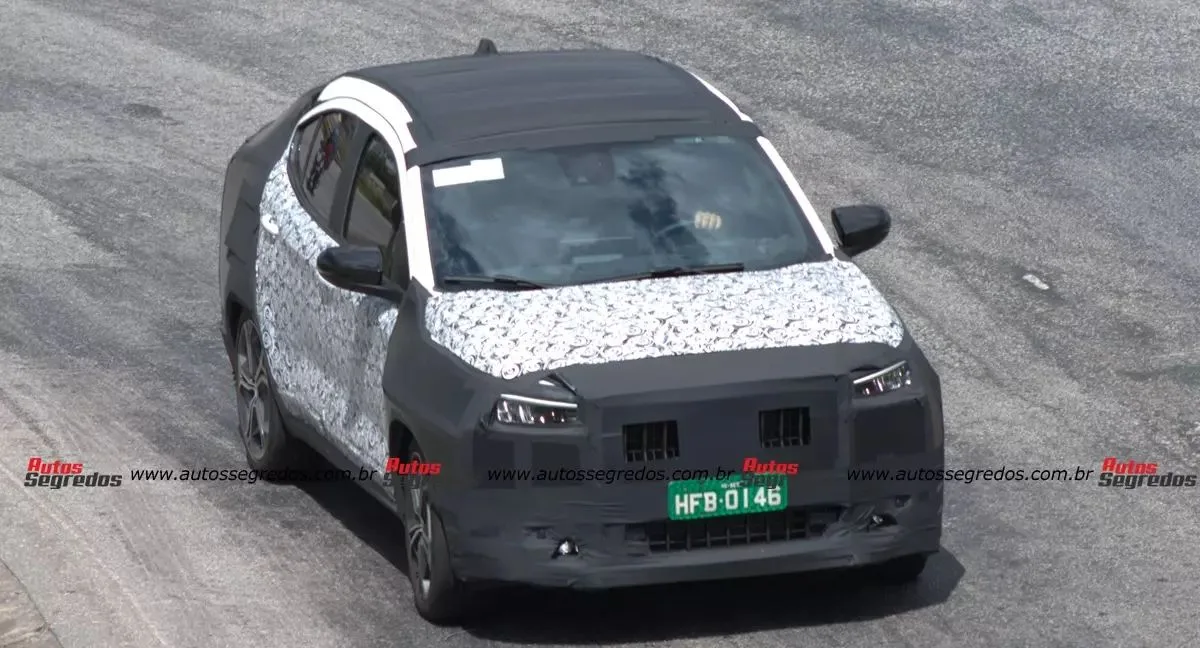 Fiat Fastback 2026 camuflado andando na pista