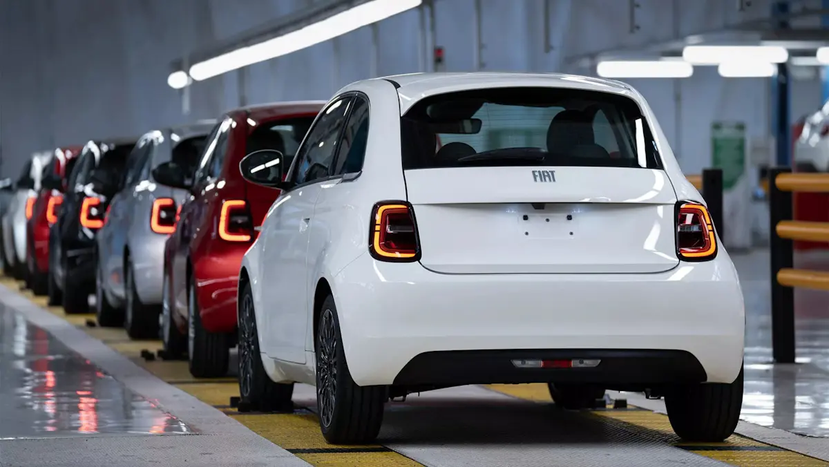 Fiat 500 Firefly de traseira em uma fábrica motor de Peugeot 208 Style