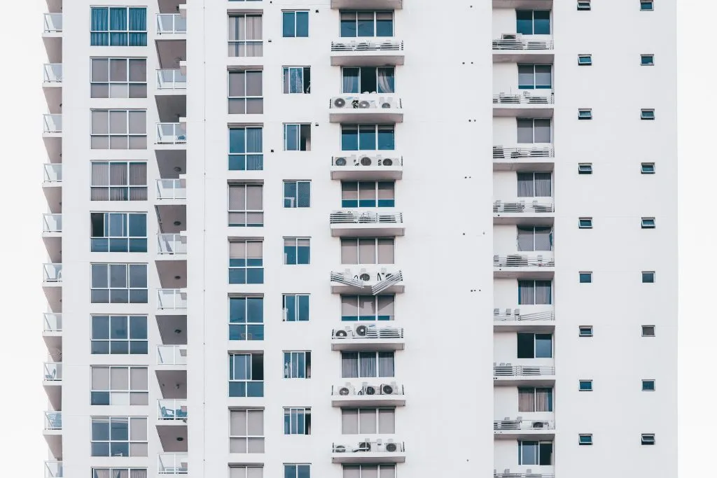 Czy można mieszkać bez meldunku?