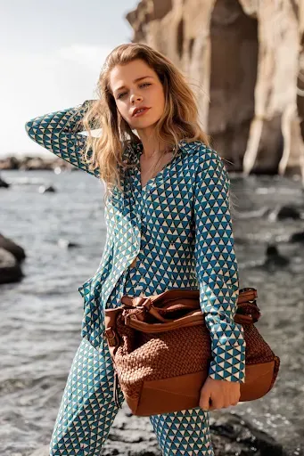 Jak dobrać torebkę do niebieskiej sukienki