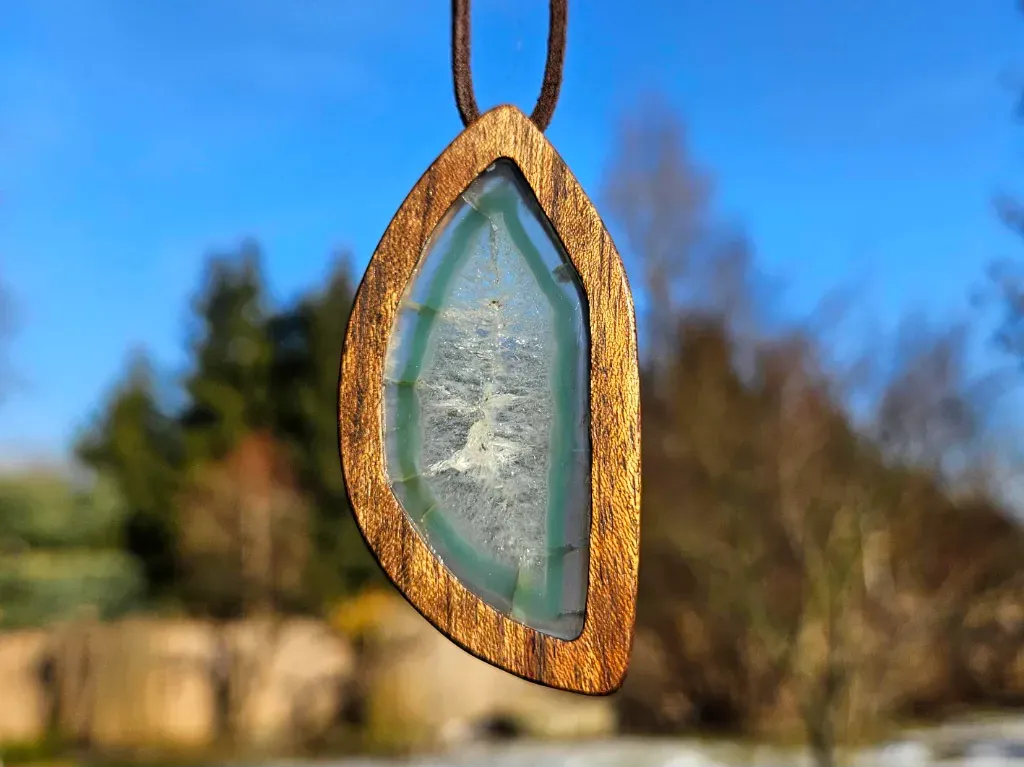 Nietypowe formy i ruchome elementy – biżuteria, która żyje