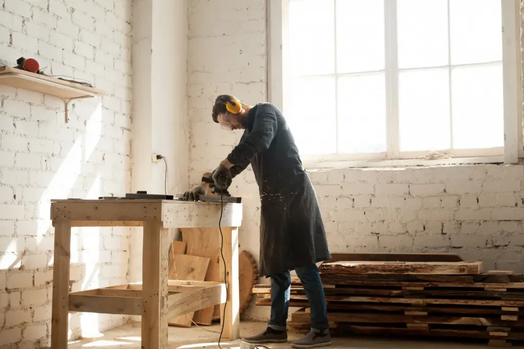 szlifowanie i odnawianie starych drewnianych mebli
