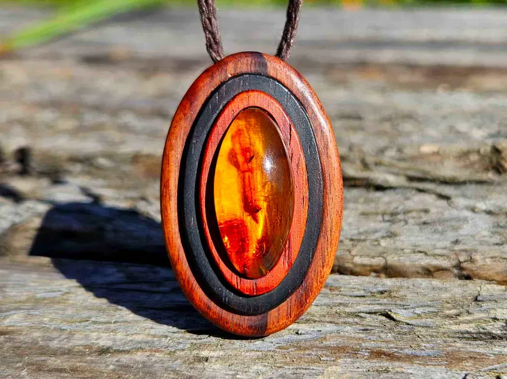 Dlaczego drewniany naszyjnik to nieoczywisty i wyjątkowy prezent?