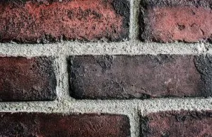 Co pasuje do ceglanej ściany
