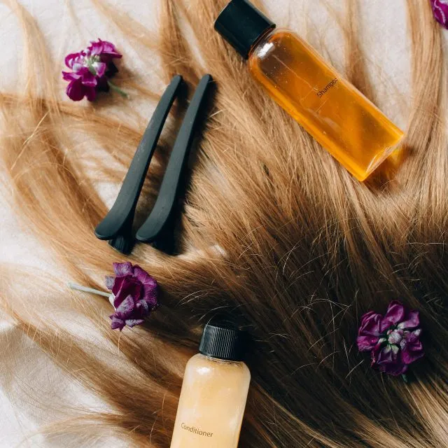 jak zmyć olej z włosów