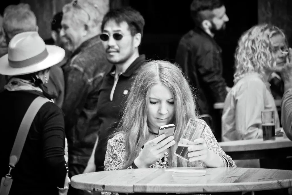 Kobieta w restauracji — street photo