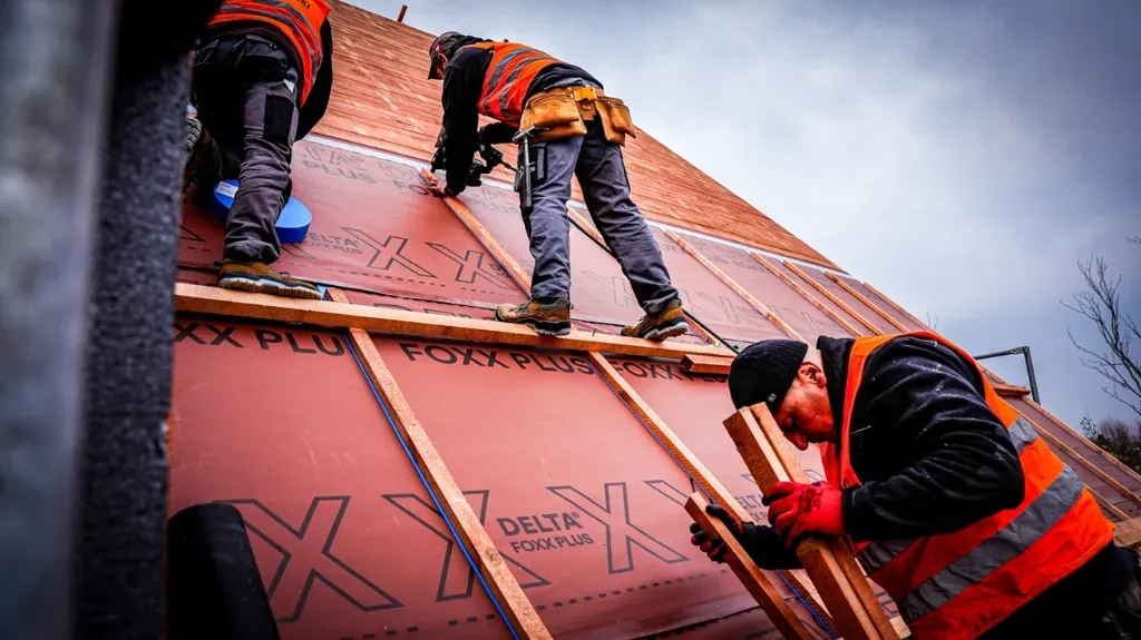 Solidne połączenie krokwi z murłatą zapewniające stabilność względem krawędzi ścianami szczytowymi.