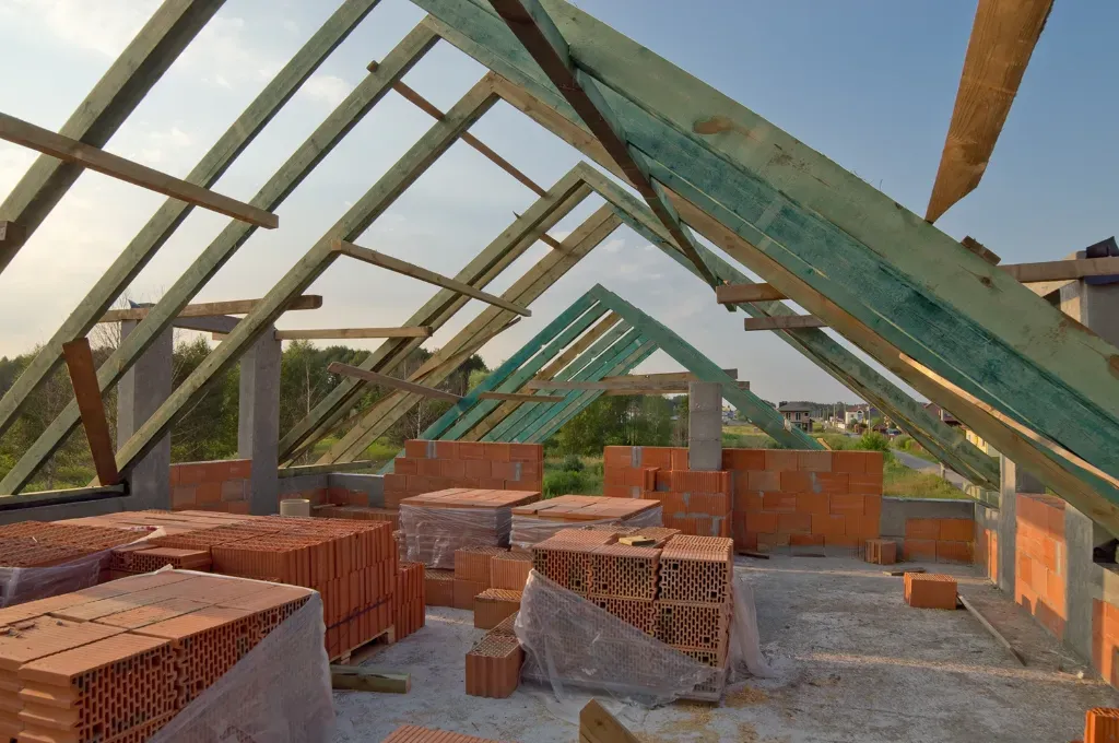 Widok całej konstrukcji dachowej o geometrii tworzącej przekrój trójkątny oparty na solidnie zamocowanych murłatach.