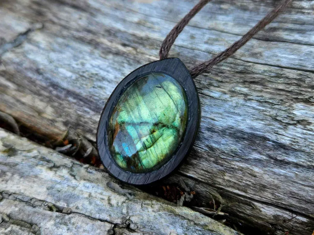 Nietypowe formy i ruchome elementy – biżuteria, która żyje