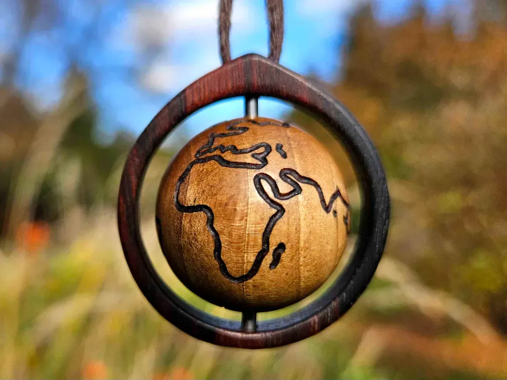 Drewno egzotyczne i kamienie naturalne w biżuterii handmade