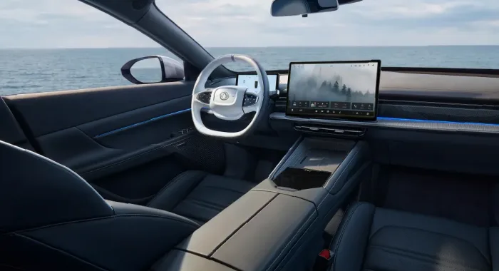 Interior del Dongfeng 007 con pantalla central de 15,6 pulgadas y panel digital