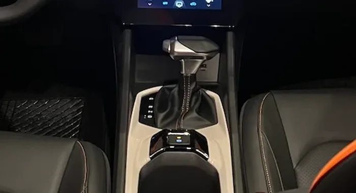 Dongfeng Aeolus GS Cross interior. Consola central, palanca de cambios automática, pantalla y asientos con costuras.