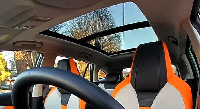 Techo solar panorámico y asientos deportivos naranja/negro del Dongfeng Aeolus GS Cross.